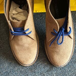 Adult Veldkoen Brown Suede Boot with blue soles
Good condition, some wear.